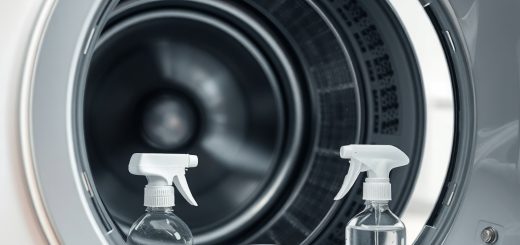 čišćenje perilice rublja: otvorena perilica, mokra gumena brtva, krpica, četkica i izvučena ladica deterdženta